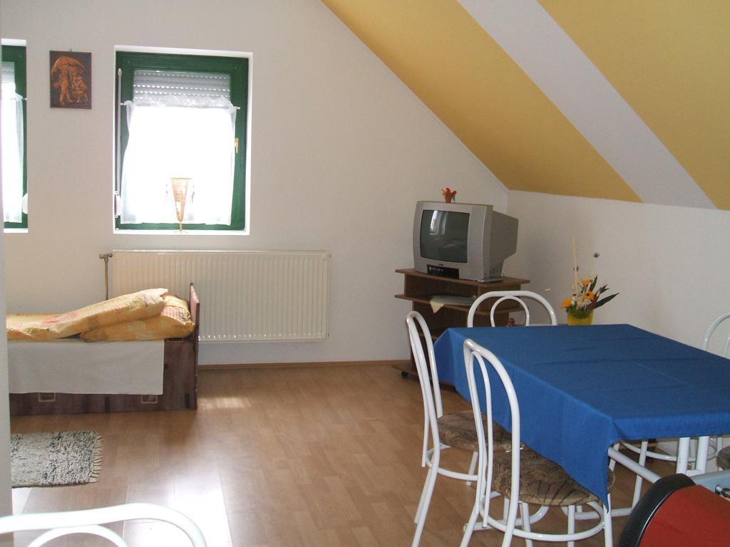 Feherszeker Apartmanok Abádszalók Δωμάτιο φωτογραφία